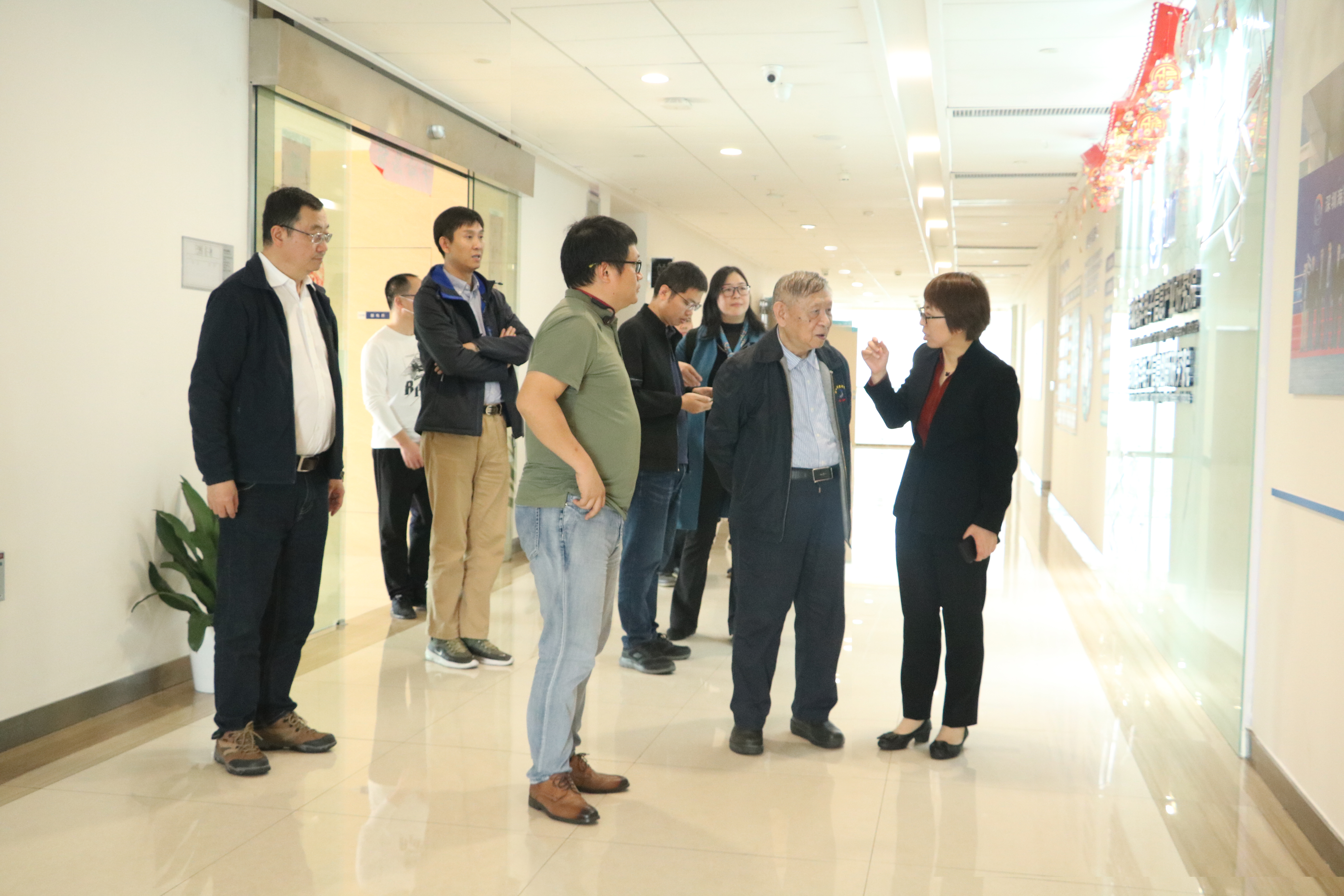 範滇元院士攜常熟科協、亨通(tōng)海洋領導一行(xíng)赴海洋電(diàn)子信息産業研究院開(kāi)展深度合作(zuò)交流(圖1)