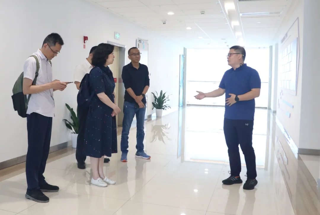 熱烈歡迎上(shàng)海市發展改革研究院黨委書(shū)記馬雅璇一行(xíng)莅臨海洋電(diàn)子信息産業研究院參觀交流(圖1) 熱烈歡迎上(shàng)海市發展改革研究院黨委書(shū)記馬雅璇一行(xíng)莅臨海洋電(diàn)子信息産業研究院參觀交流(圖1)